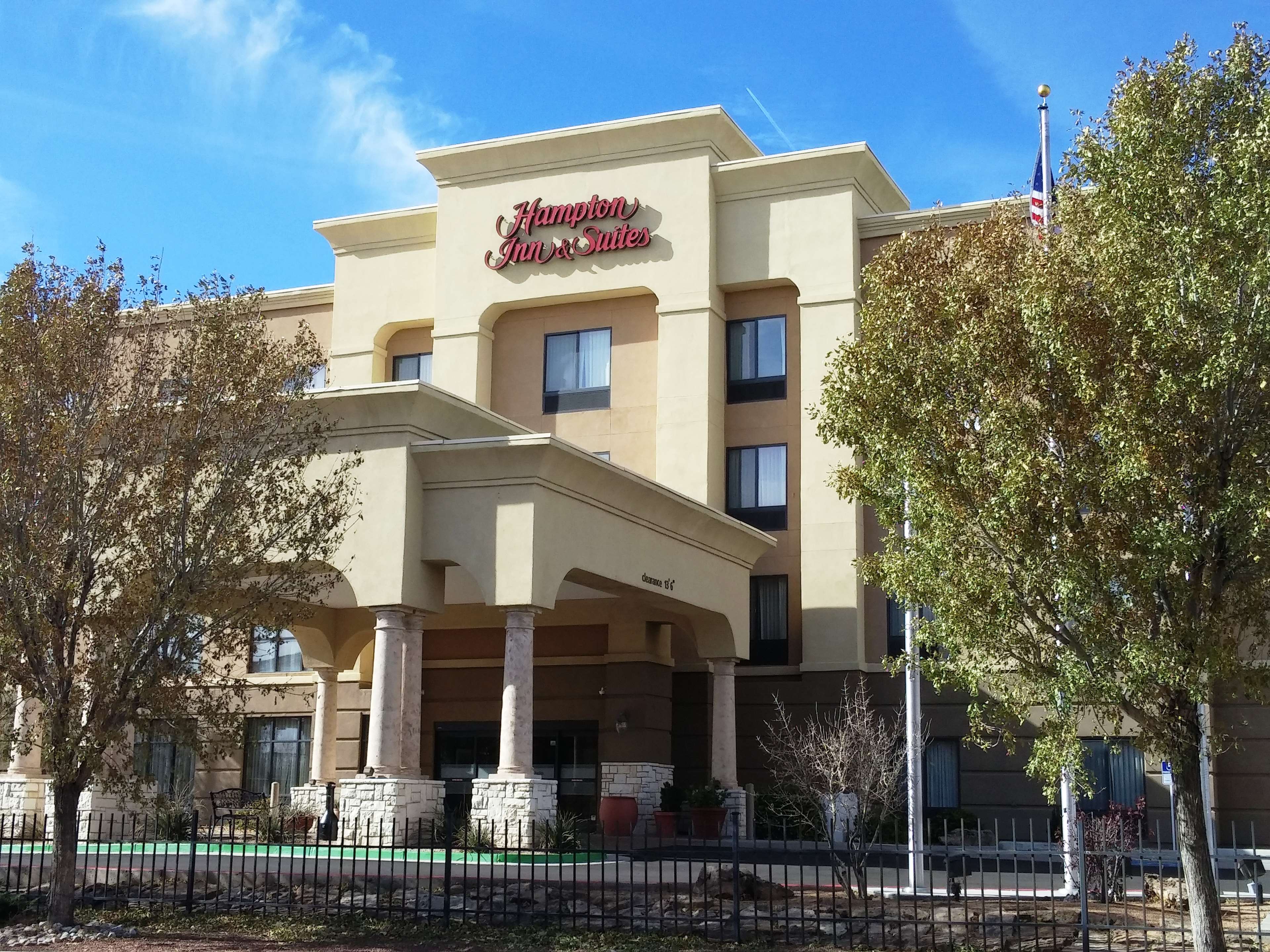 Hampton Inn & Suites by Hilton Albuquerque-Coors Road - Tap to explore photos