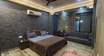 OSHO Villa Stays Room Type - Deluxe Room