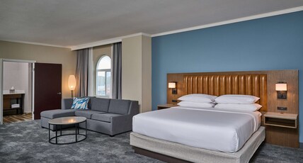 DoubleTree by Hilton Chatsworth Room Type - 1 KING JR SUITE