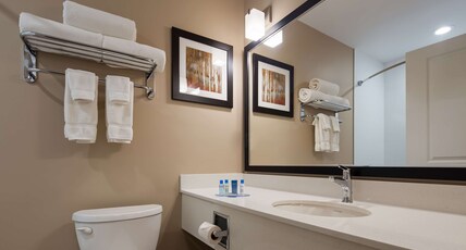Best Western Plus Merritt Hotel Room Type - 1 King Bed, Non-Smoking, Balcony, Microwave And Refrigerator, Wi-Fi, Full Breakfast Best Western Plus Merritt Hotel Room Type - 1 King Bed, Non-Smoking, Balcony, Microwave And Refrigerator, Wi-Fi, Full Breakfast