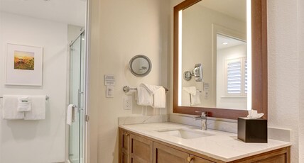 Sonoma Valley Inn, Tapestry Collection by Hilton Room Type - 1 KING BED CORNER ROOM