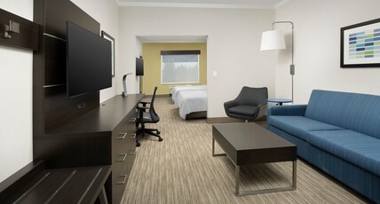 Holiday Inn Express Puyallup Room Type - 1 Bedroom Suite 2 Queen Communications Accessible Tub