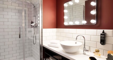 Ibis Styles Lens Centre Gare Room Type - Standard room with a double bed and a sofa
