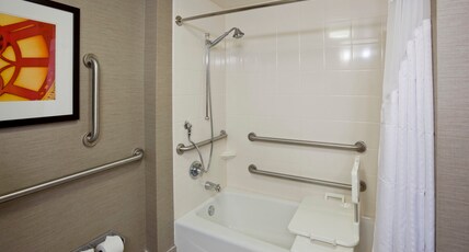 Holiday Inn Express & Suites Bloomington West Room Type - 2 Queen Beds Suite Mobil Accessible Tub