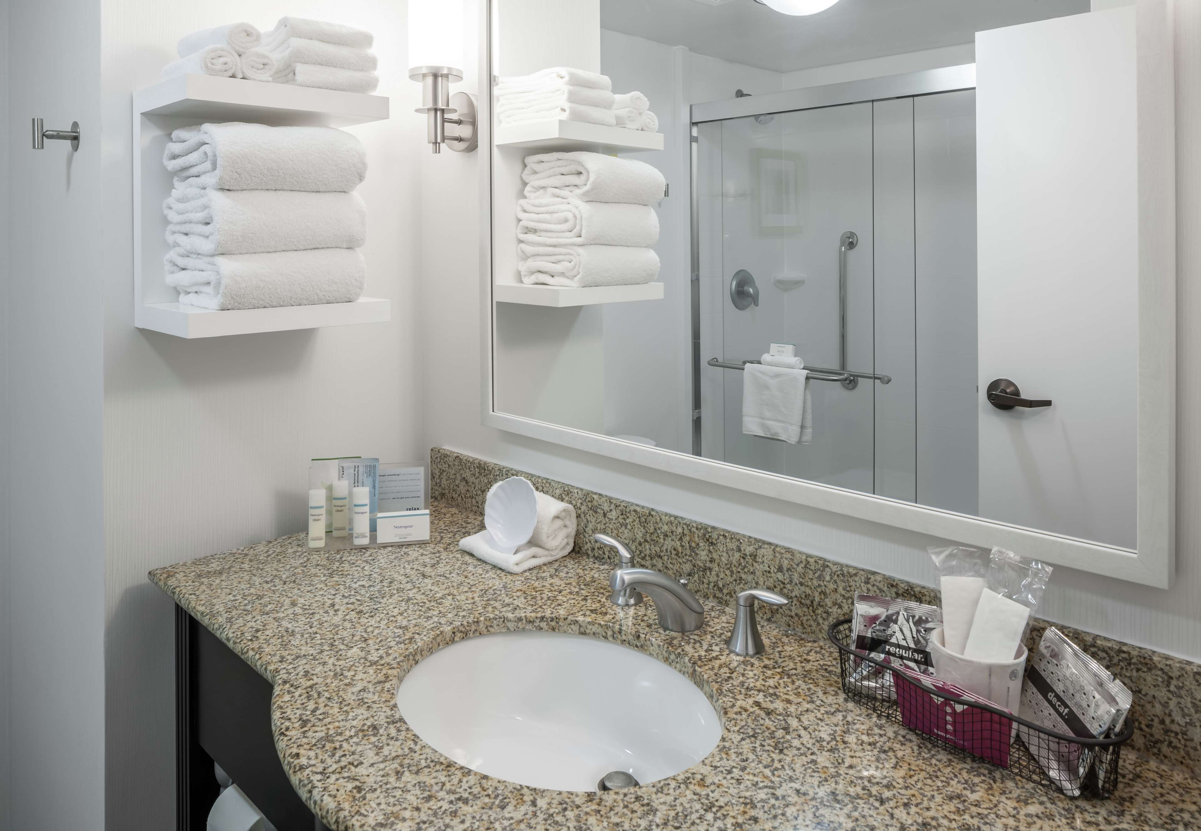 Hampton Inn Austin - Northwest Arboretum - Tap to explore photos