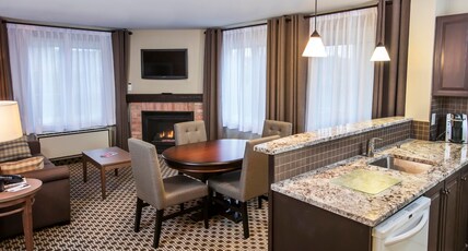 Holiday Inn Express & Suites TREMBLANT Room Type - 1 Queen 1 Bedroom Suite with Sofa Bed