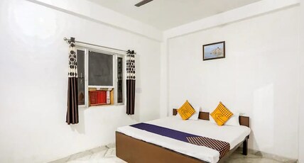 Shiv Ganga Guest House Room Type - Deluxe Room - AC