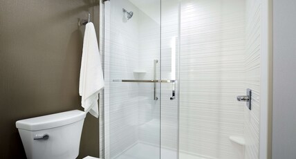 Hilton Garden Inn Camden Waterfront, NJ Room Type - 2 QUEEN BED KITCHENETTE RV