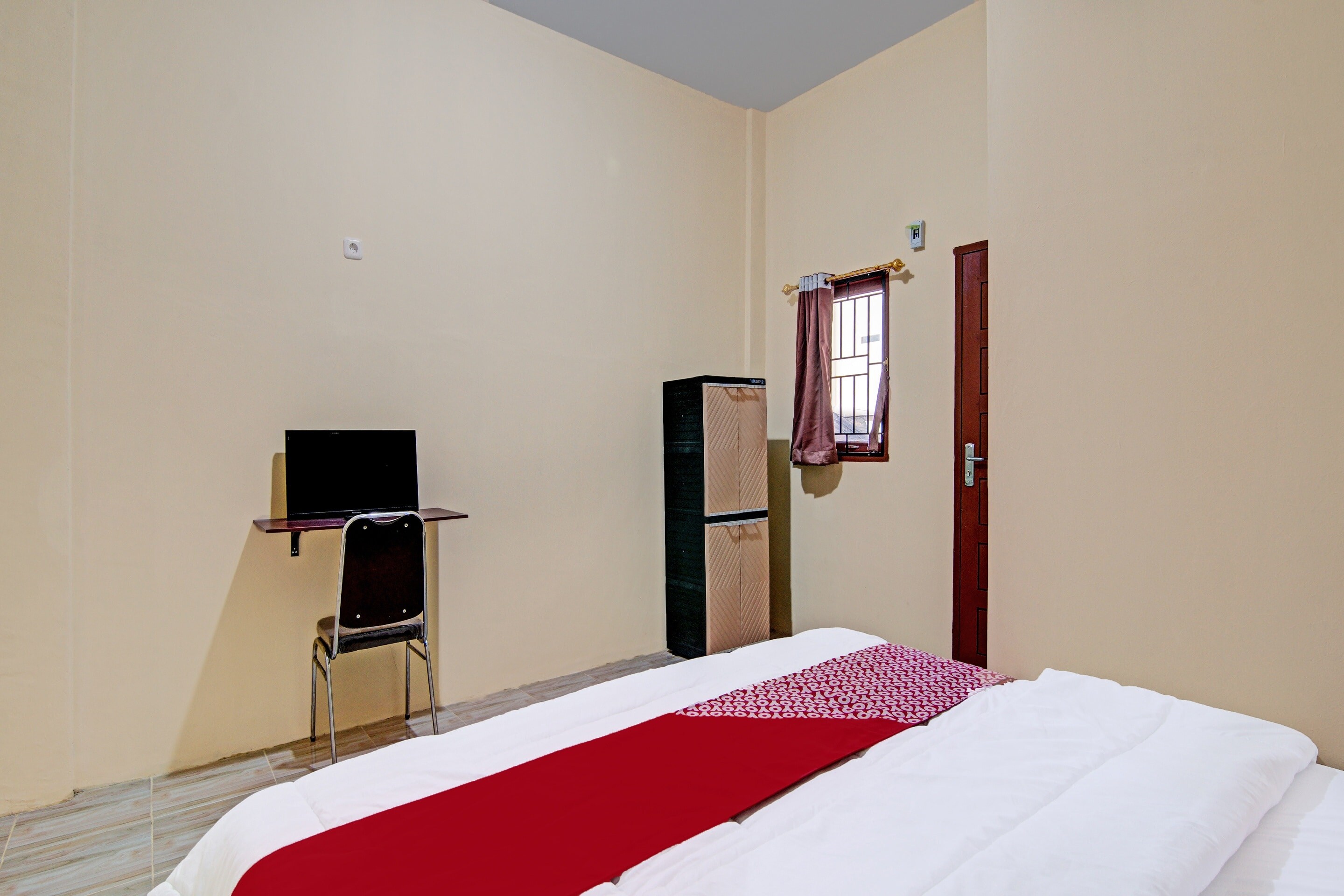 Hotel O Djasur Kost - Tap to explore photos