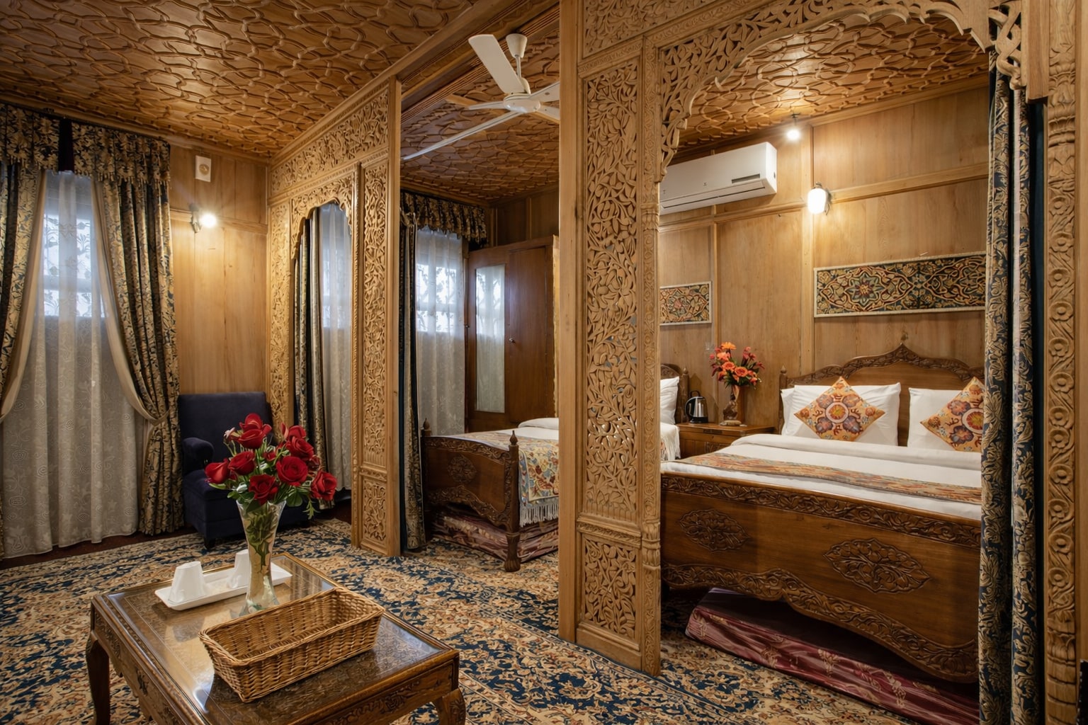 Young Pasadon Houseboat - Tap to explore photos