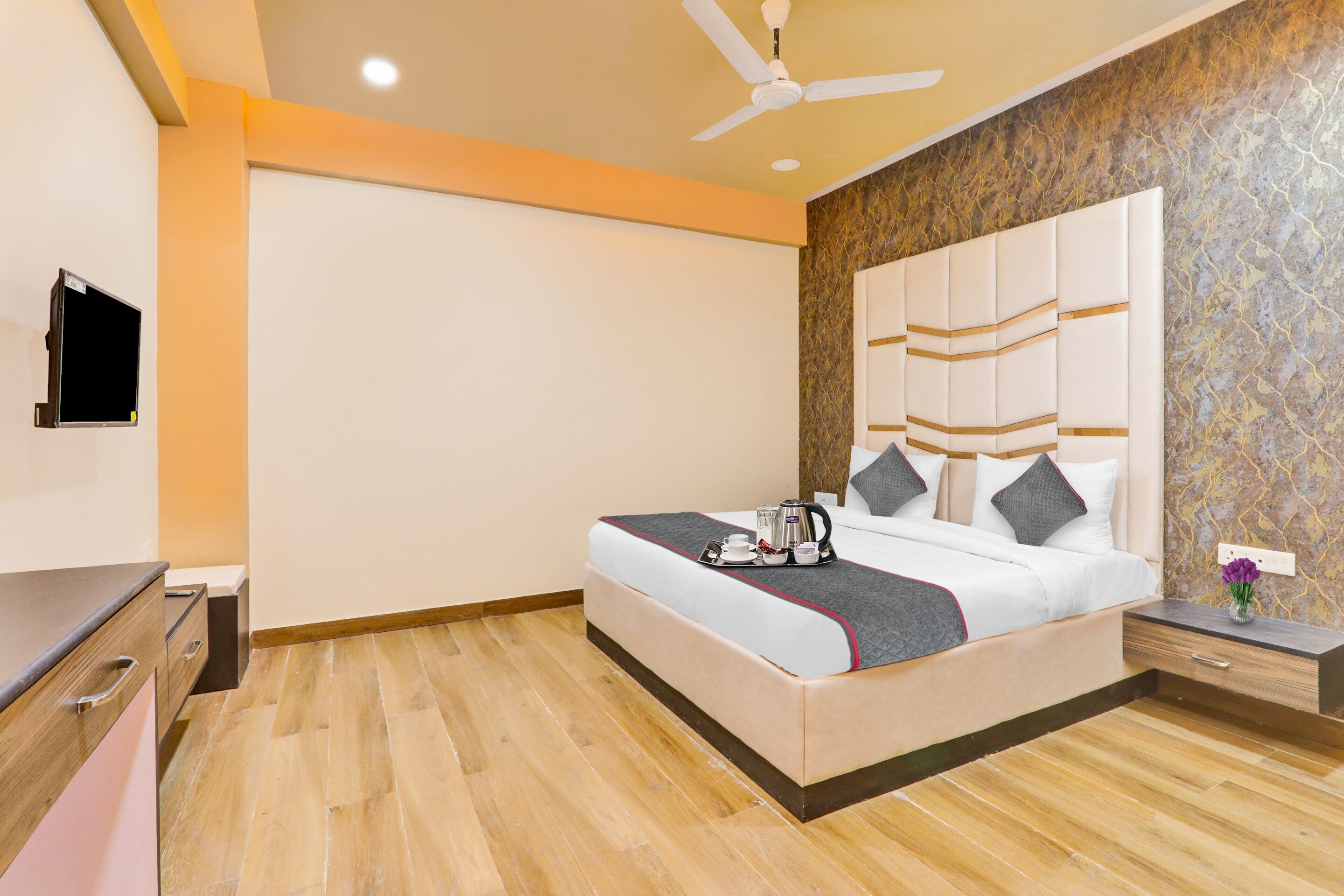 Super Collection O Hotel Blueline - Tap to explore photos