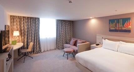 Hampton by Hilton Leeds City Centre Room Type - QUEEN ACCESSIBLE W  SOFA