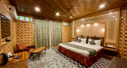 Meena Group Houseboats  Room Type - Luxury Room