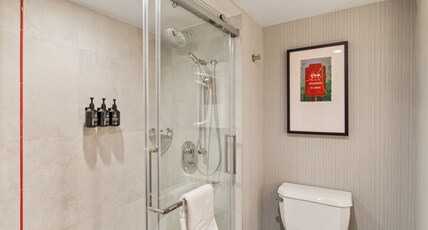 Hotel Indigo BATON ROUGE DOWNTOWN Room Type - 1 King Standard River View