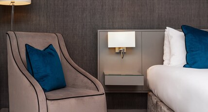 Crowne Plaza NEWCASTLE - STEPHENSON QUARTER Room Type - 1 Queen Standard Sofa Bed