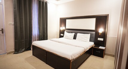 Shaanti CoLiving - Dorms and Rooms Room Type - Deluxe double room with balcony