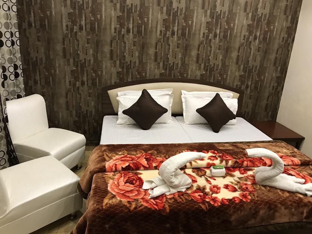 HOTEL SHEELA- 100 MTR from TAJ MAHAL - Tap to explore photos