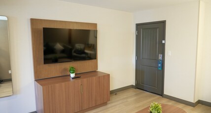 Holiday Inn Phoenix Airport, an IHG hotel Room Type - 1 Bedroom Suite 1 King