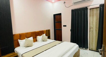HOTEL GALAXY 700 Room Type - Deluxe Room with Balcony
