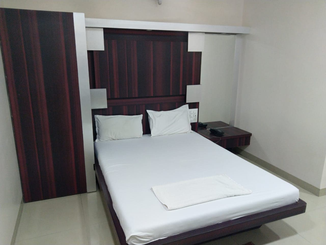 Hotel Yashraj Inn Lodging - Tap to explore photos