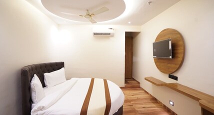 Hotel Lancaster Room Type - Premium Round Bed with Bathtub