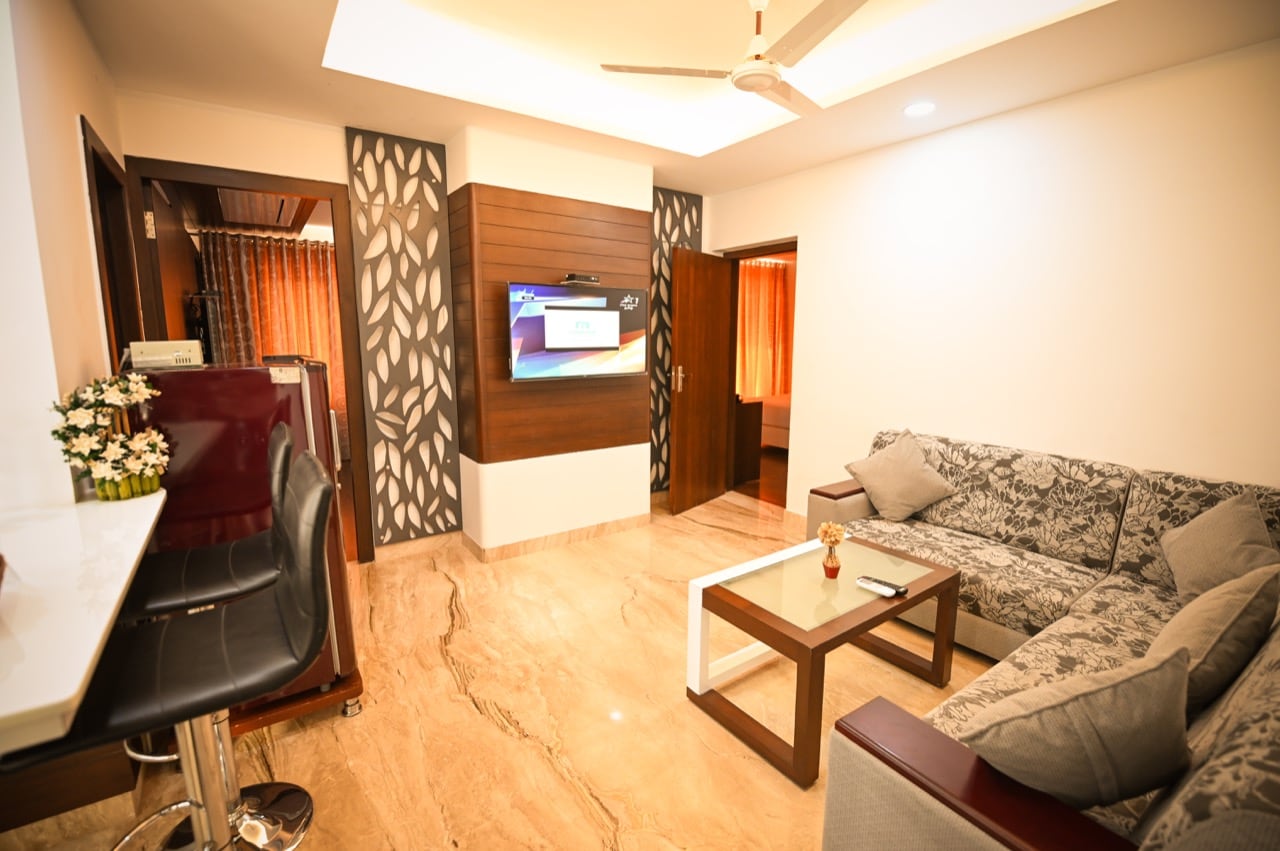 Chola Serviced Apartment | Rooms & Caretaker - Tap to explore photos