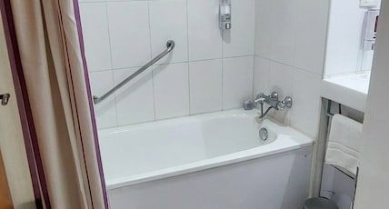 Deventure Hotel Shalimar Bagh Near Max & Fortis Hospital Room Type - Deluxe room With BathTub Deventure Hotel Shalimar Bagh Near Max & Fortis Hospital Room Type - Deluxe room With BathTub