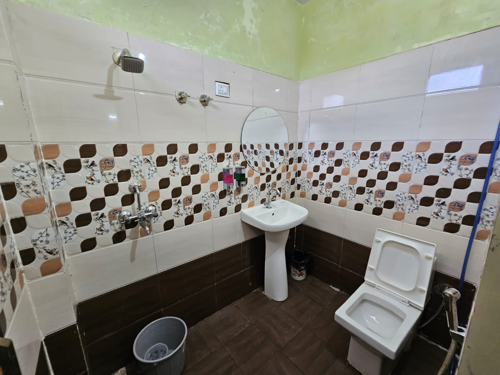 R302 3BHK in Krishna Nagar Lucknow - Tap to explore photos