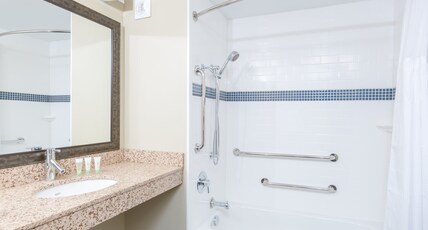 Staybridge Suites SEATTLE - FREMONT, an IHG hotel Room Type - 1 Queen Communications Mobility Accessible Tub