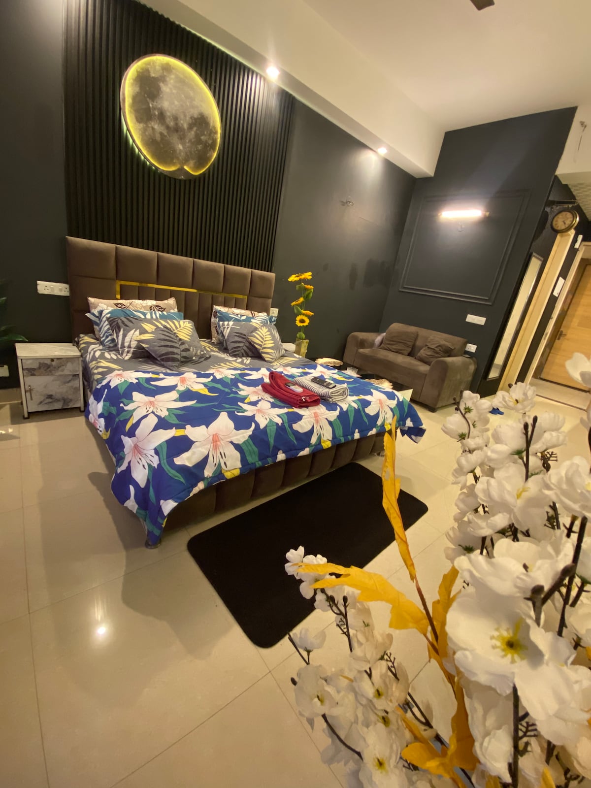 Lavish Studio Room Gaur City Center - Tap to explore photos