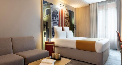 Mercure Paris Alesia Room Type - Privilege Room with a double bed and a double sofa bed