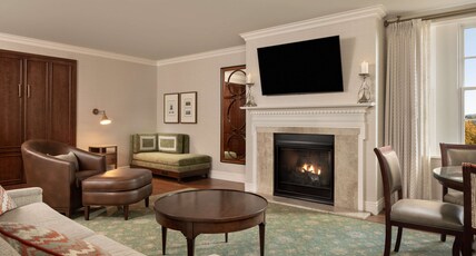 Hotel Roanoke & Conference Center, Curio Collection by Hilton Room Type - 1 KING BED EXECUTIVE SUITE