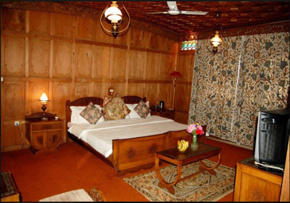 Houseboat Empress of India - Tap to explore photos