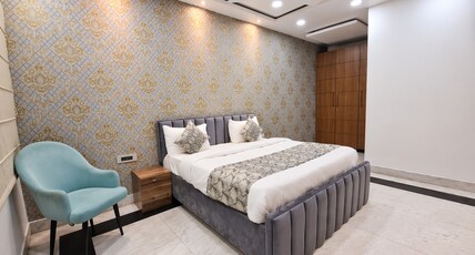 HOTEL RAJMAHAL SUITS Room Type - Elegant room with Balcony
