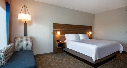 Holiday Inn Express & Suites - Beloit Room Type - 1 King Standard Communications Accessible