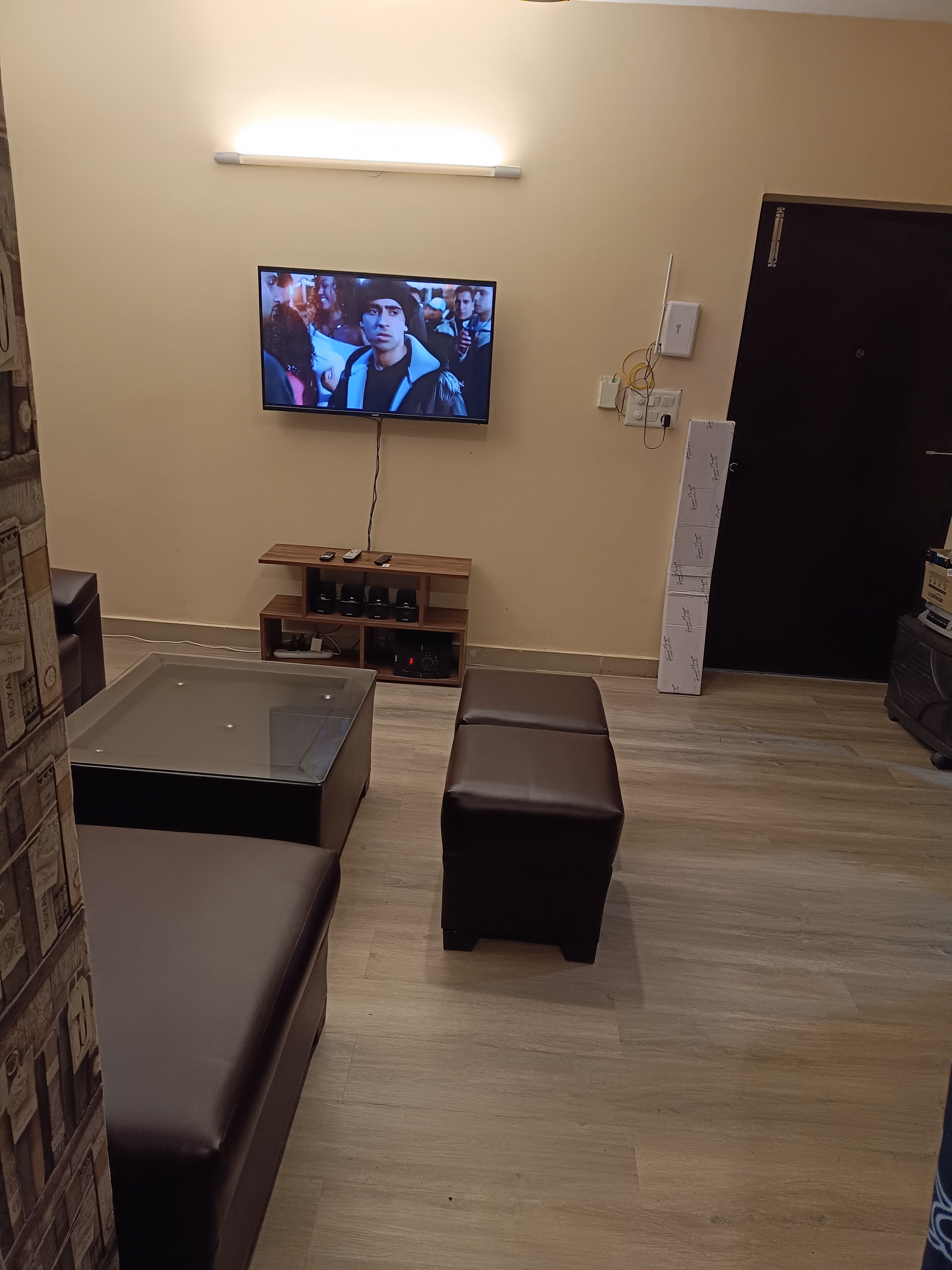 Couple/Work Friendly 2Bhk with kitchen in society - Tap to explore photos