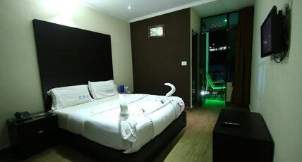 The Regency Hotel Room Type - Standard King Bed with Balcony