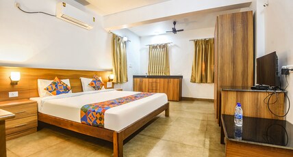 FabHotel Holiday Suites Room Type - Deluxe Room