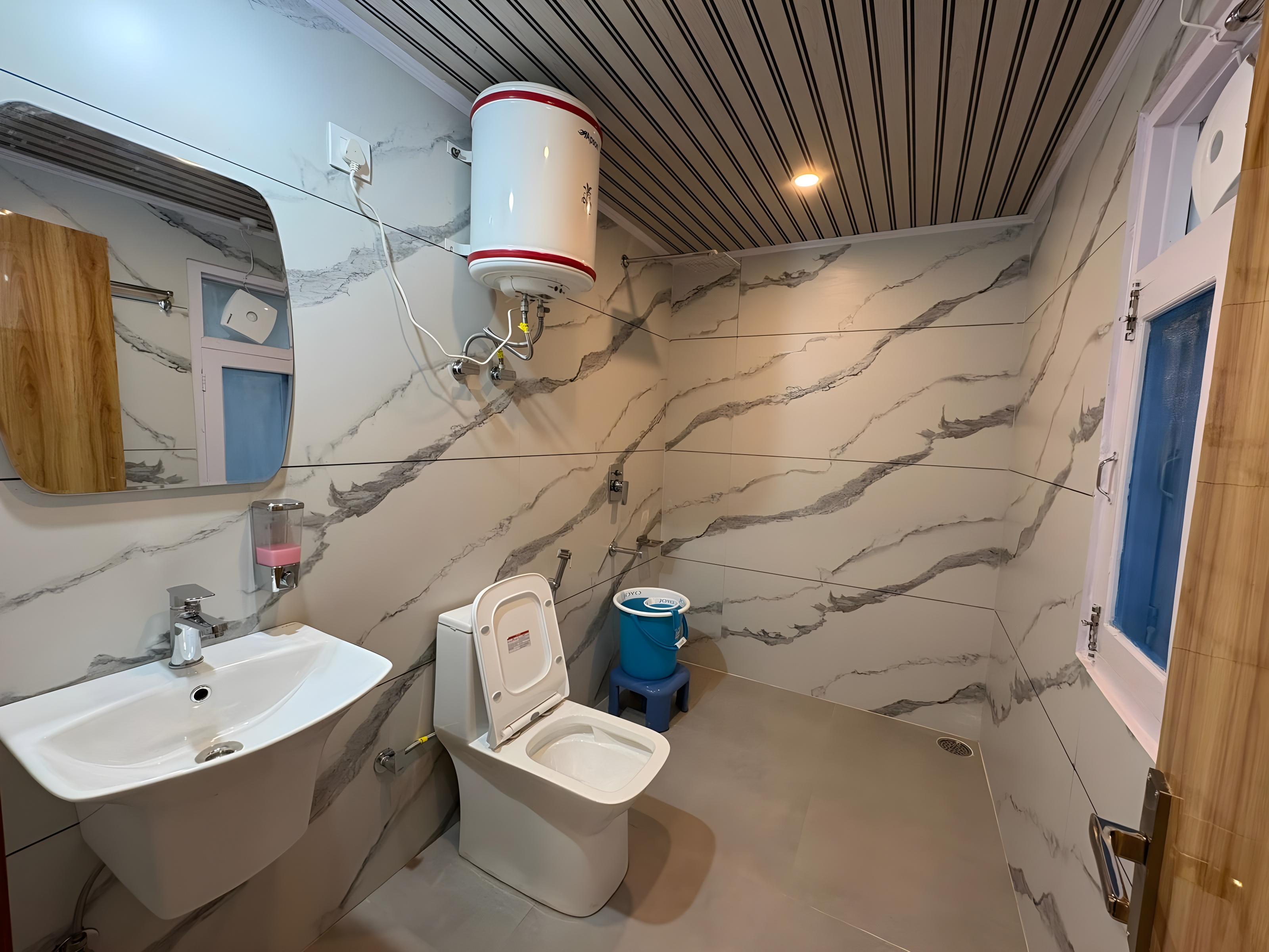 Shivam Homestay 3BR with Orchard view by Homeyhuts - Tap to explore photos