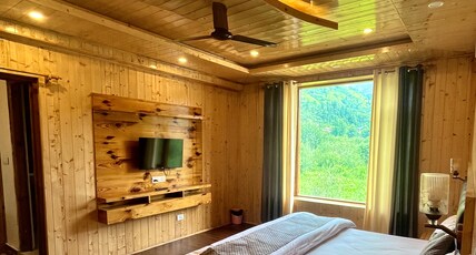 Ekaant Stays Room Type - King Room with Rohtang View