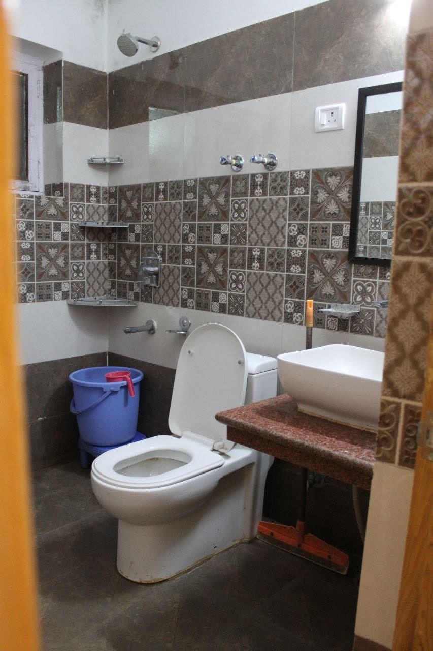 Hotel Royal Plaza - Tap to explore photos