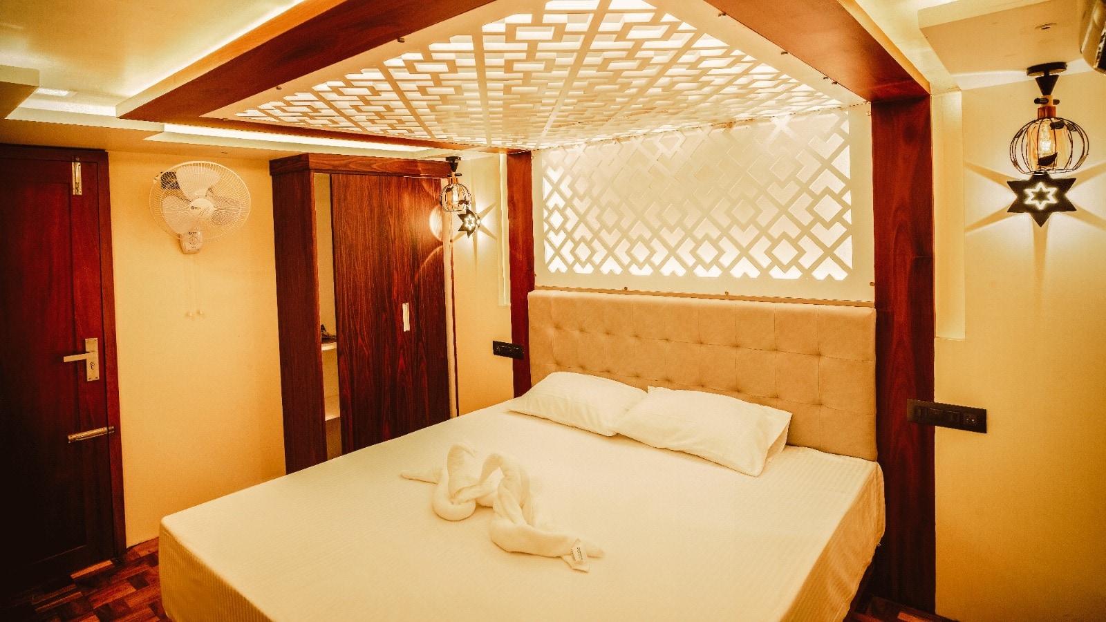 Boats N Beds - Luxury Alleppey Houseboats - Tap to explore photos