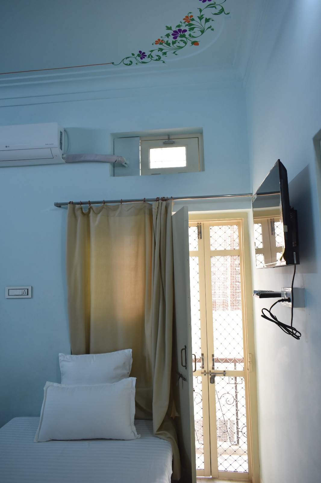 Natraj Home stay - Tap to explore photos