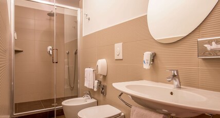 Best Western Plus Globus Hotel Room Type - 1 Queen And 1 Single, Comfort Room
