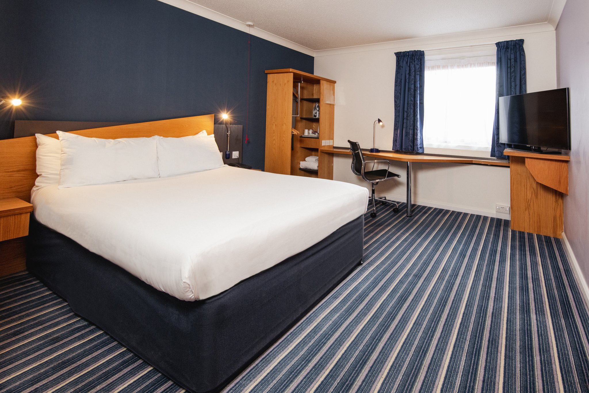 Holiday Inn Express Birmingham NEC - Tap to explore photos