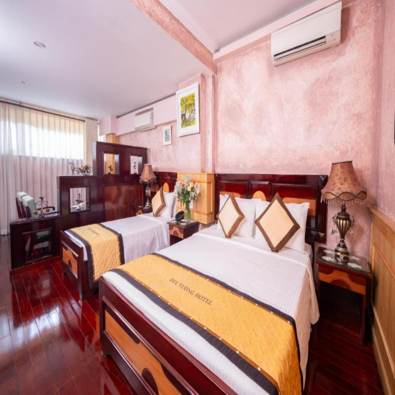 Duc Vuong Saigon Hotel - On Bui Vien Walking Street - Tap to explore photos