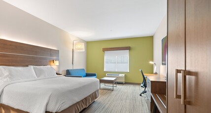 Holiday Inn Express & Suites MACON NORTH Room Type - 1 King Bed Suite Additional Living Area