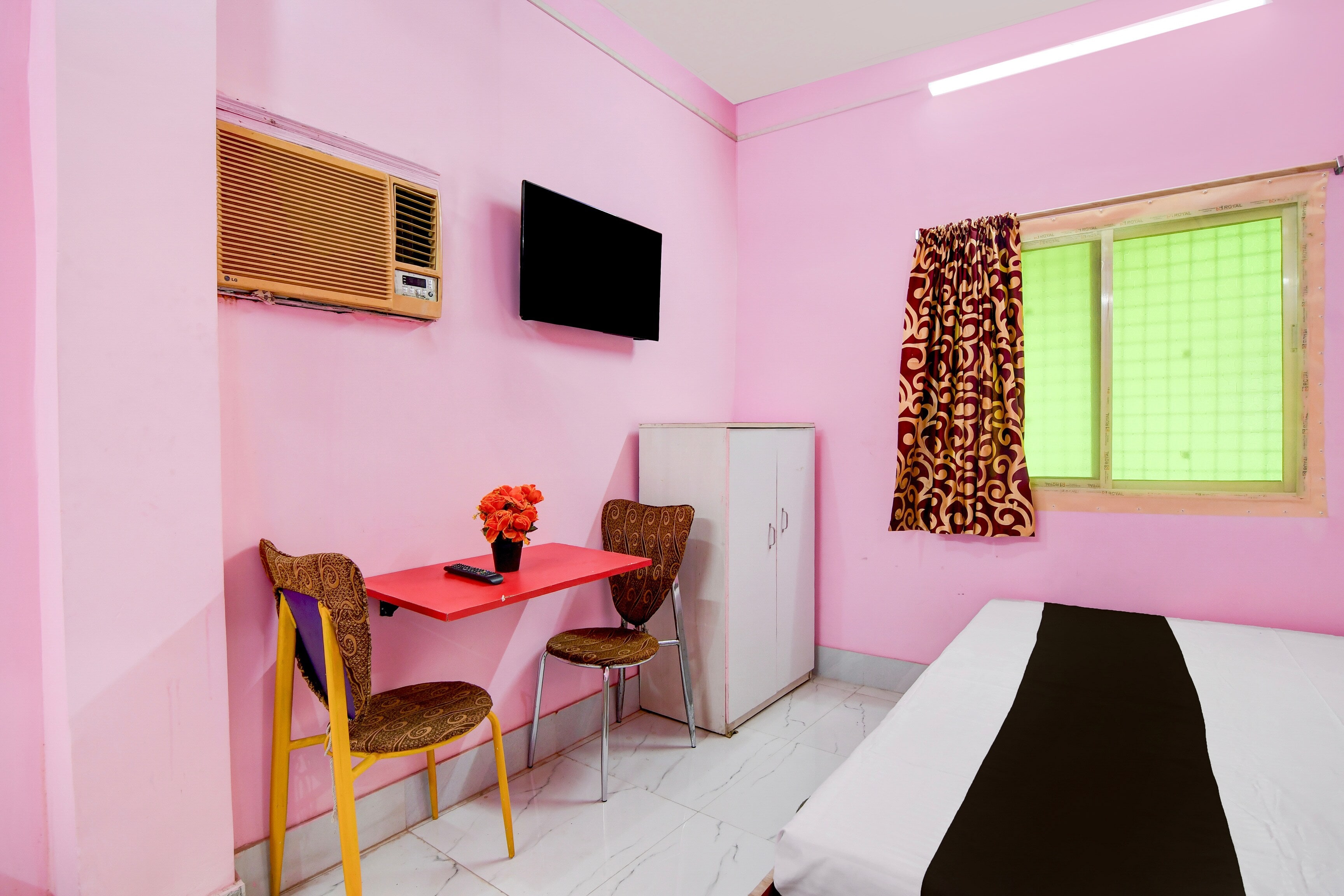 Hotel O Shakuntala Park Bus Terminus Behala - Tap to explore photos