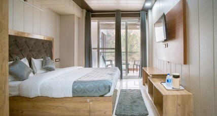 Jade lakefront Room Type - The Emarald Room Duplex