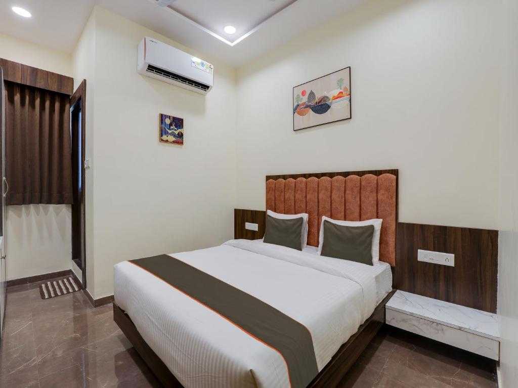 Collection O DTU Rohini Formerly Hotel Golden - Tap to explore photos
